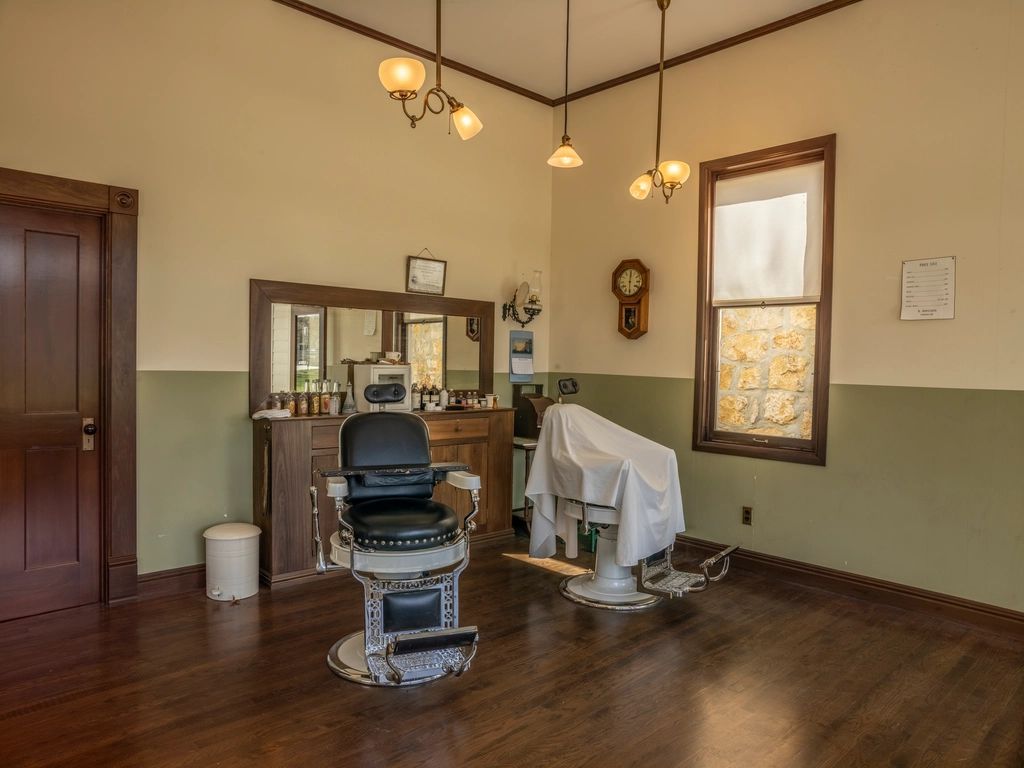 Interior de barbería clásica con sillón