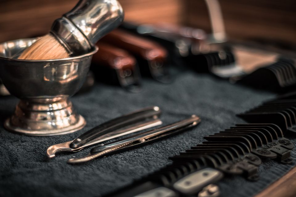 Herramientas de barbería: bol, peines y navaja
